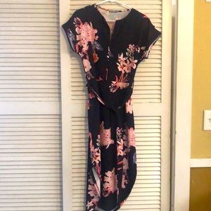 Beautiful stretchy but fits well to size.With a belt.Pink and some greyflowers.